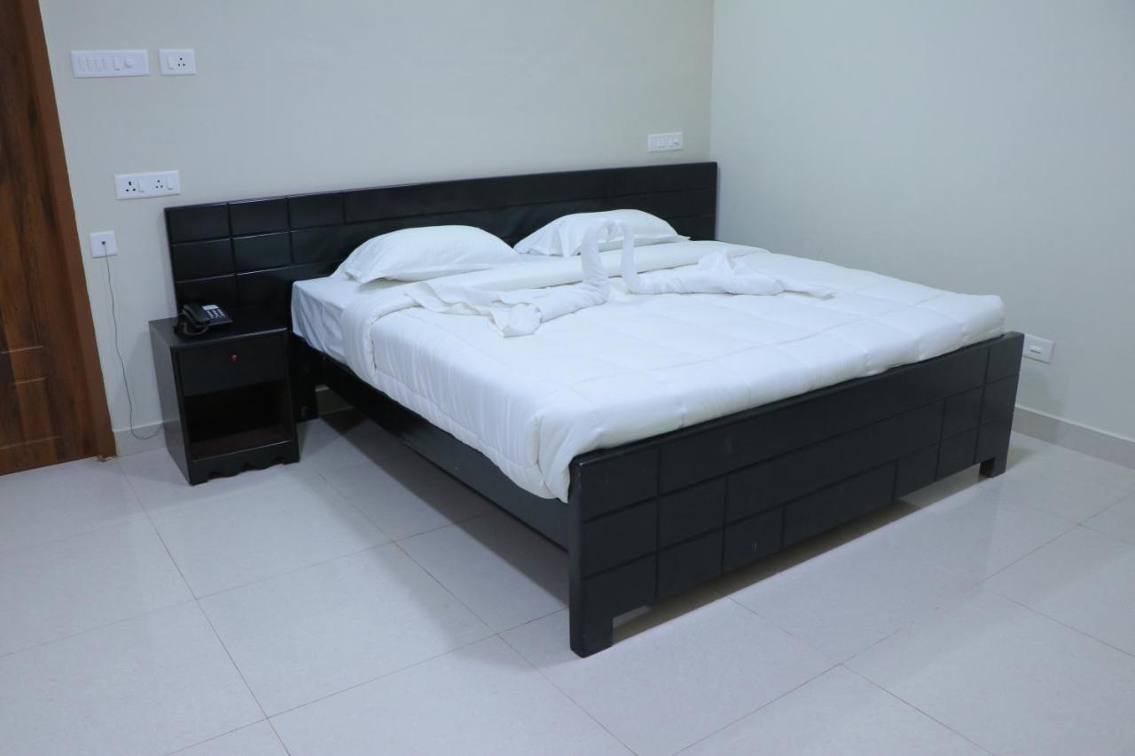 Hotel Tamilnadu -Trichy Tiruchirappalli Екстериор снимка